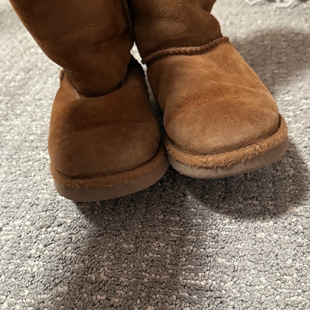 Girls Ugg Boots - Picture 7 of 8